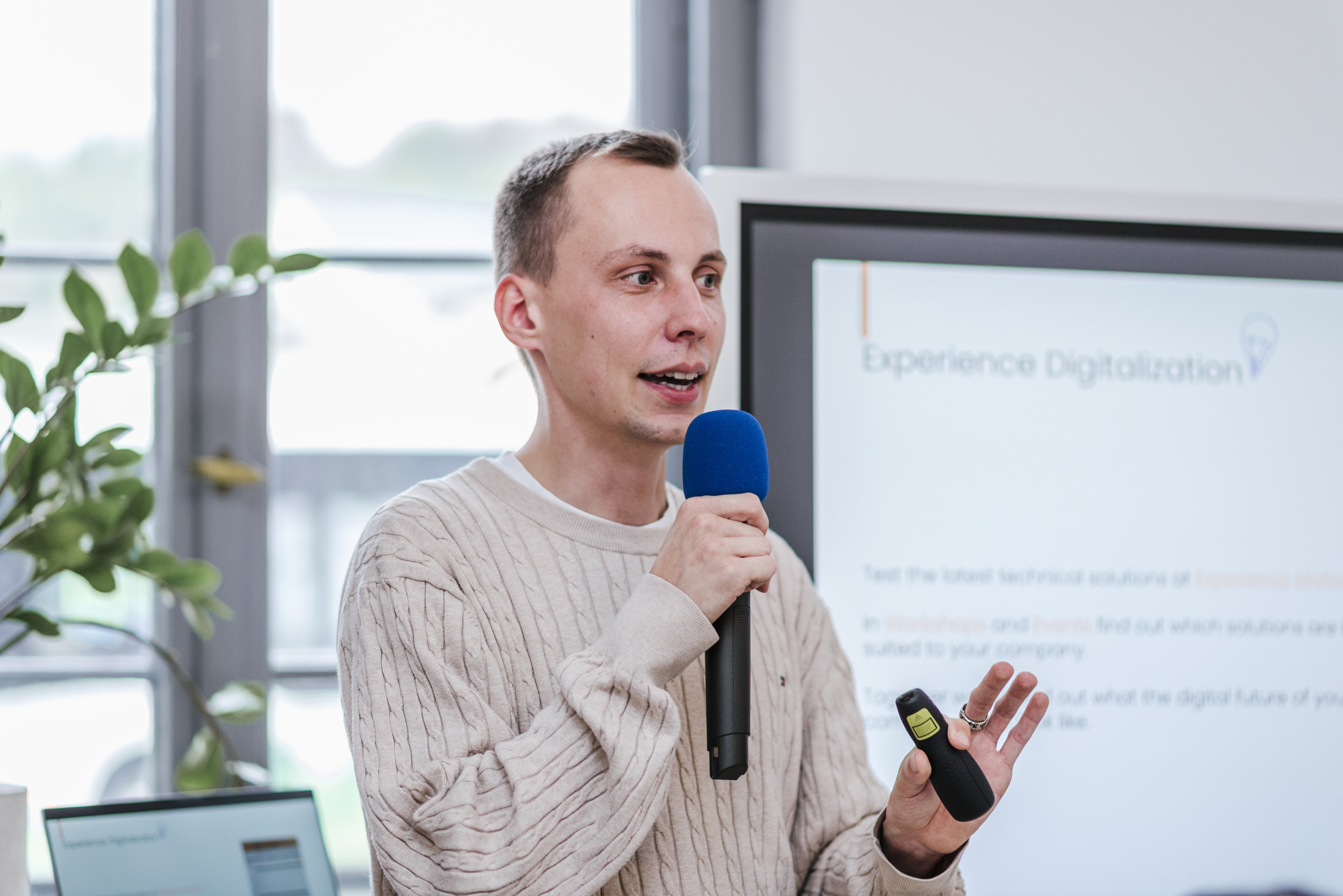 Jonathan Grießl beim Vortrag über Digitalisierung