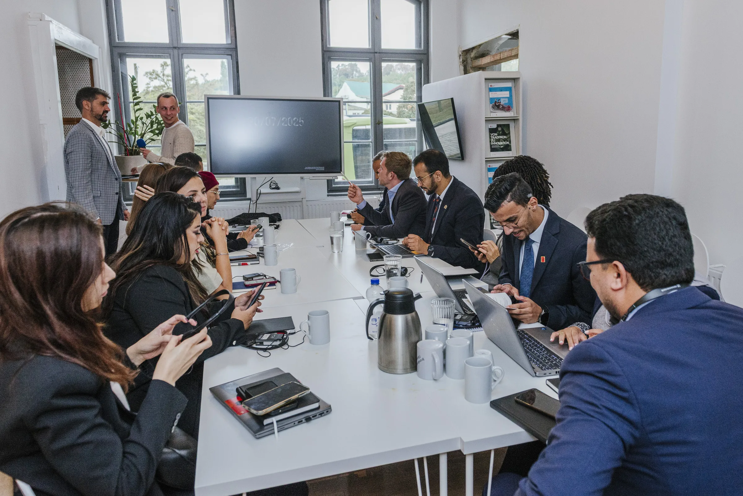 Jonathan Grießl moderiert einen KI-Workshop mit internationaler Delegation